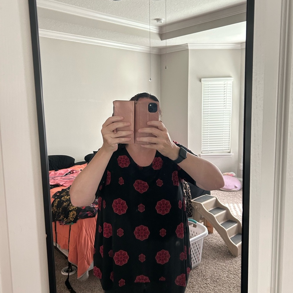Dana Buchman Black and Red Short Sleeve T-Shirt